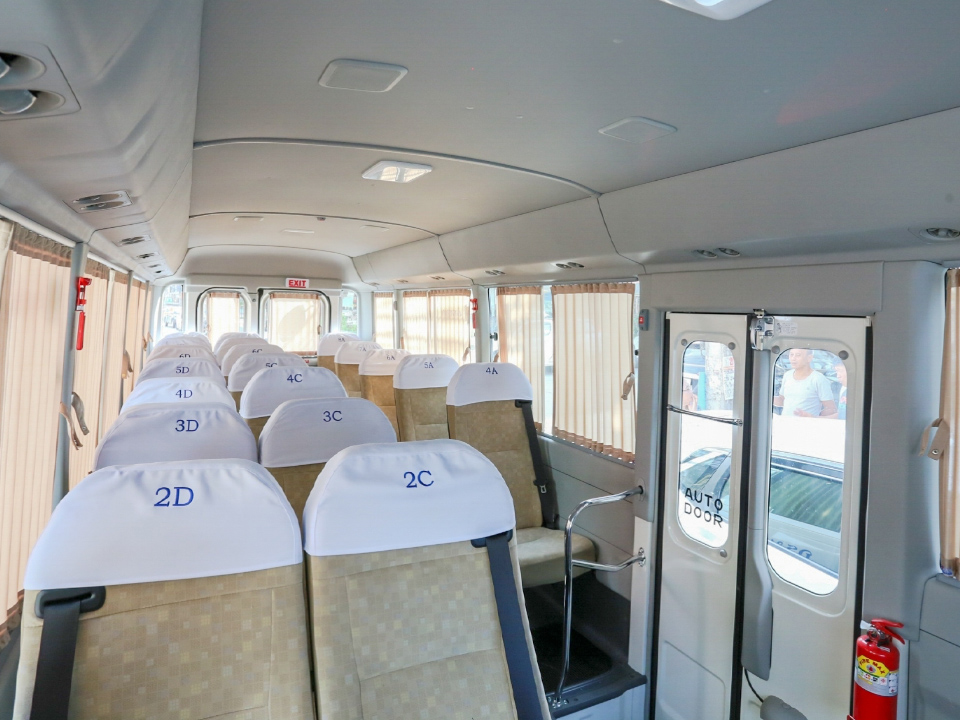 ภายในรถโดยสารมินิบัส ระยองทัวร์