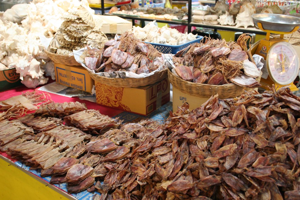 ท่องเที่ยวระยอง ซื้อของฝากที่ตลาดบ้านเพ