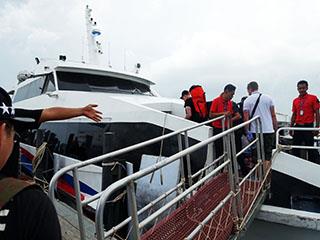 เรือเฟอรรี่ ของบริษัท ลมพระยา